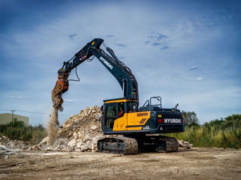 Hyundai Crawler Excavator HX220A - image 1