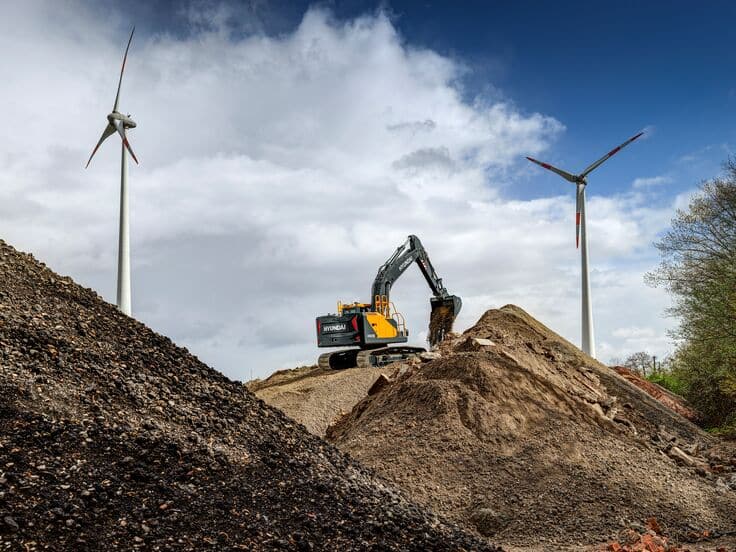 hyundai-mini-excavators-attachments-bucket-on-site